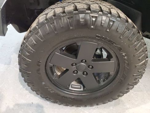 Used 2012 Jeep Wrangler Unlimited Sahara AWD/4WD image 28