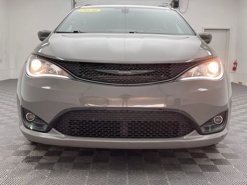 Used 2020 Chrysler Pacifica Touring-L Plus w/ S Appearance Package FWD image 13