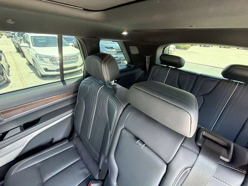 Used 2026 Cadillac Vistiq Luxury AWD/4WD image 14