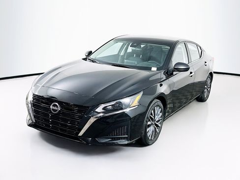 Used 2025 Nissan Altima 2.5 SV image 3