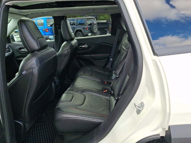 Used 2019 Jeep Cherokee Trailhawk AWD/4WD image 10