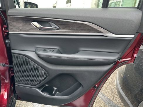 Used 2025 Jeep Grand Cherokee Limited w/ Black Appearance Package image 30