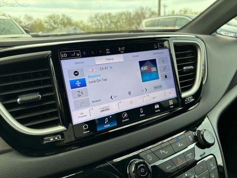 Used 2025 Chrysler Pacifica Select image 20