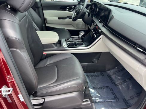 Used 2024 Kia Carnival EX FWD image 14