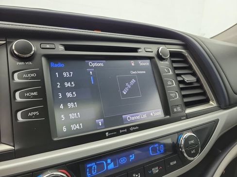 Used 2019 Toyota Highlander XLE FWD image 27