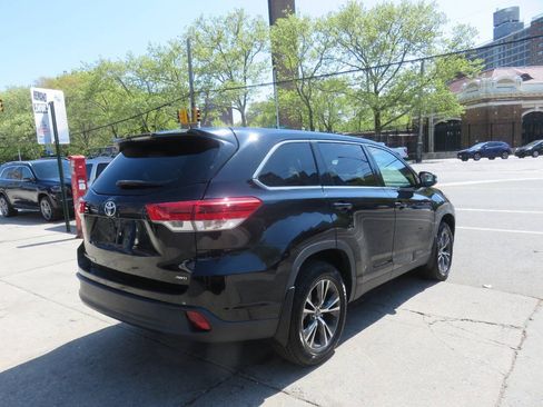 Used 2019 Toyota Highlander LE AWD/4WD image 4