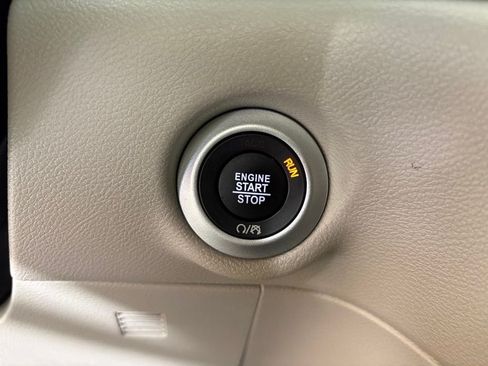 Used 2024 Chrysler Pacifica Touring-L FWD image 23
