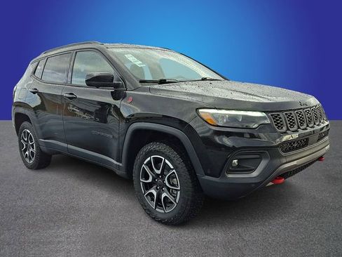 Used 2025 Jeep Compass Trailhawk w/ Trailhawk Elite Group AWD/4WD image 3
