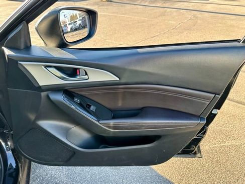 Used 2018 MAZDA MAZDA3 Touring image 18