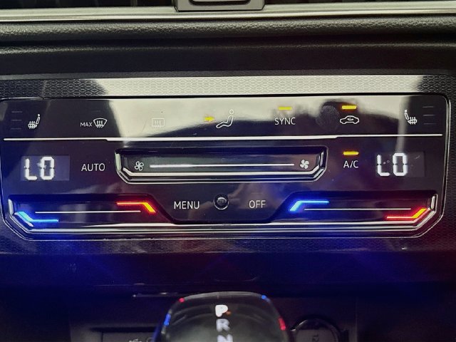 Certified 2025 Volkswagen Taos SE AWD/4WD image 15