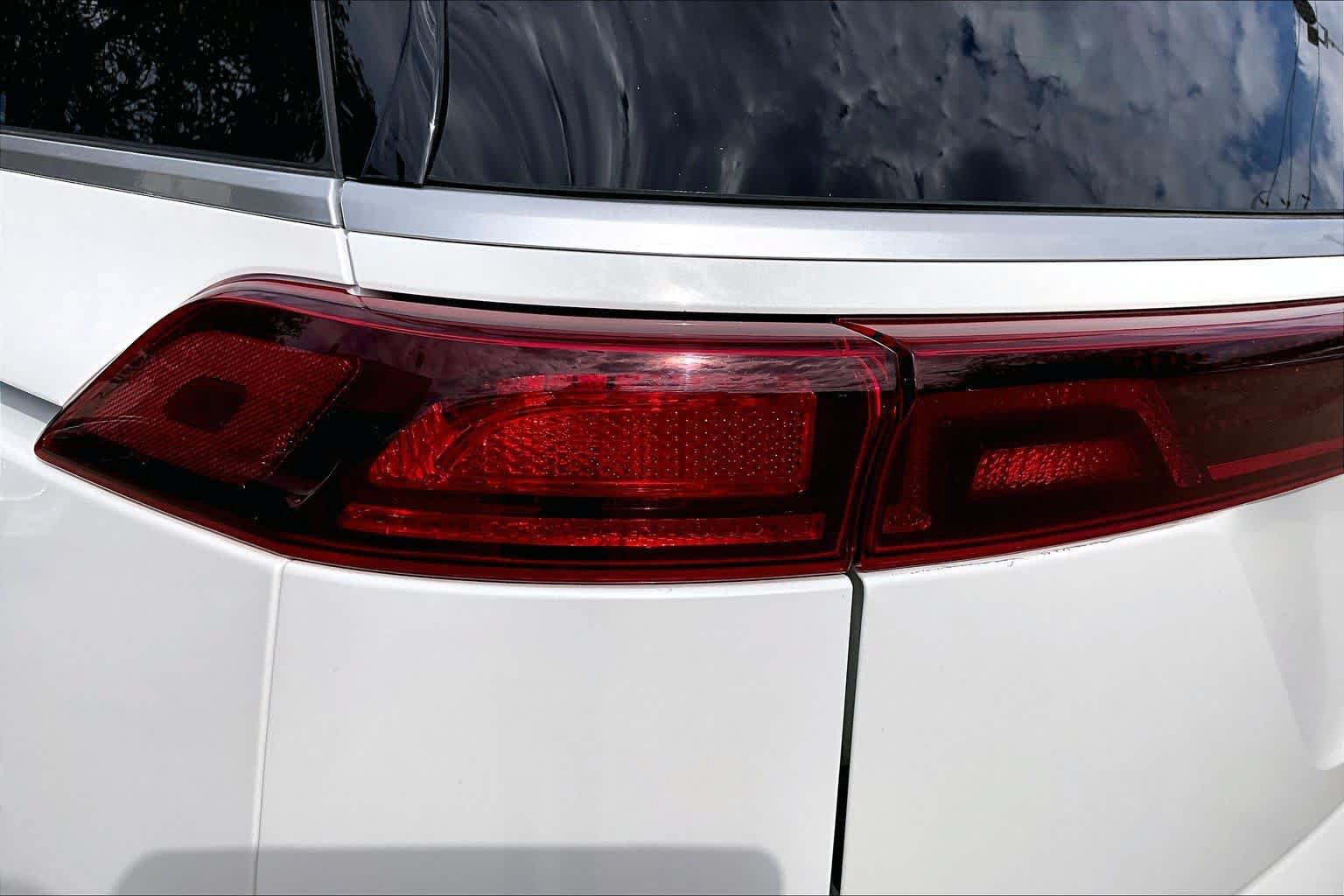 Used 2024 Kia Carnival LX FWD image 27