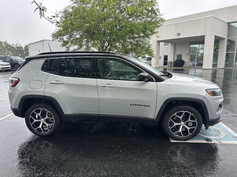 Used 2024 Jeep Compass Limited w/ Sun and Sound Group AWD/4WD image 14