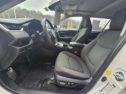 Used 2021 Toyota RAV4 XLE w/ Convenience Package image 16