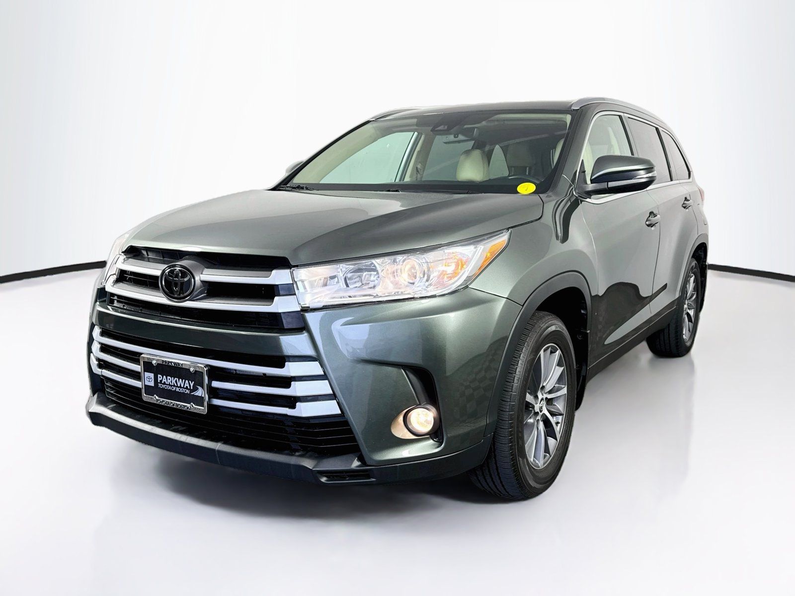 Used 2019 Toyota Highlander XLE AWD/4WD image 3