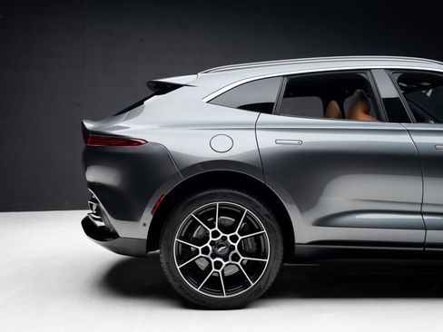 Used 2021 Aston Martin DBX image 34