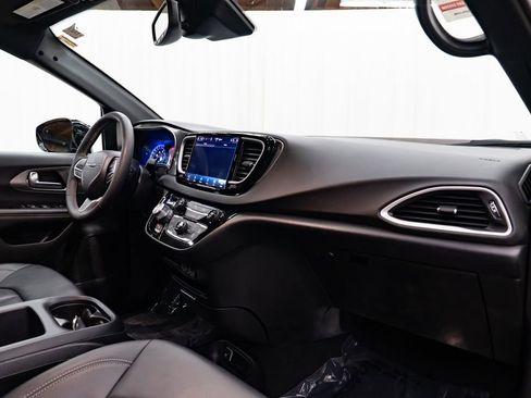 Used 2025 Chrysler Pacifica Select FWD image 29