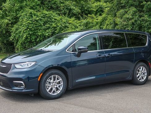 Used 2023 Chrysler Pacifica Touring-L FWD image 3