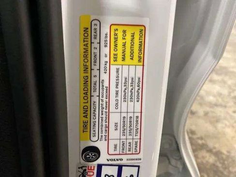 Used 2025 Volvo XC40 B5 Plus image 90