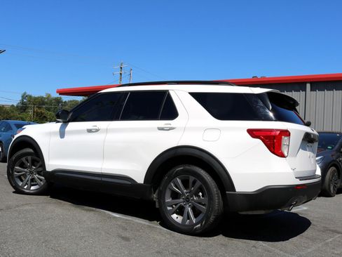Used 2022 Ford Explorer XLT w/ Equipment Group 202A image 7