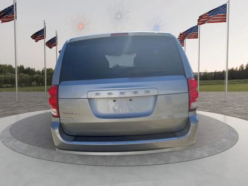 Used 2016 Dodge Grand Caravan SXT w/ UConnect Hands-Free Group FWD image 4