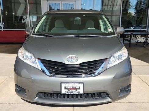 Used 2013 Toyota Sienna LE w/ Towing Pkg FWD image 5
