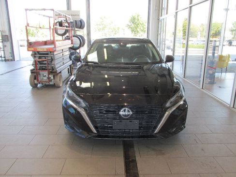 Used 2024 Nissan Altima 2.5 SV image 2