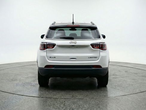 Used 2025 Jeep Compass Latitude AWD/4WD image 7