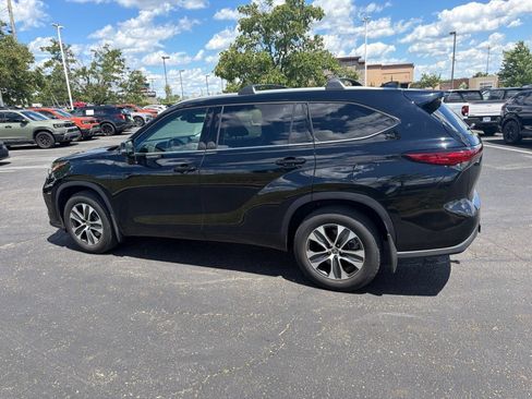 Used 2022 Toyota Highlander XLE AWD/4WD image 6