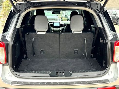 Used 2021 Ford Explorer XLT w/ Equipment Group 202A image 7