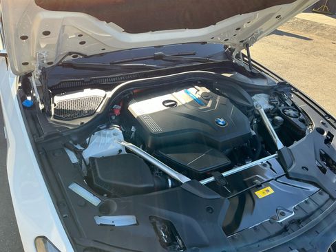 Used 2022 BMW 530e w/ M Sport Package image 22