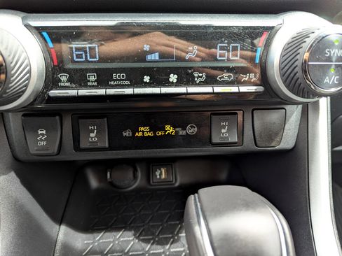 Used 2024 Toyota RAV4 SE image 27