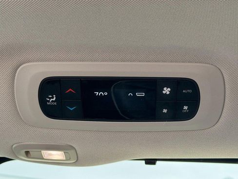 Used 2024 Chrysler Pacifica Limited FWD image 20