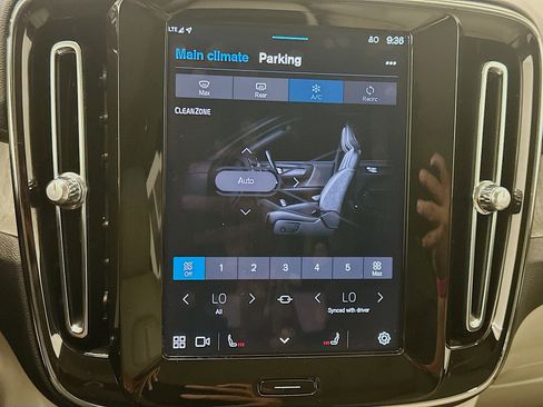 Used 2024 Volvo XC40 B5 Plus image 24