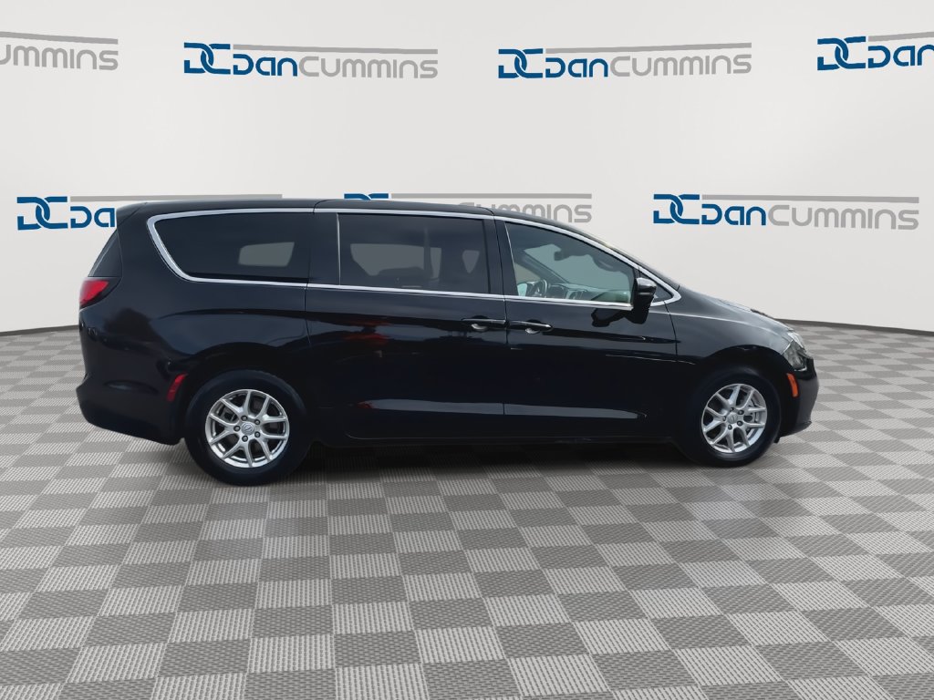 Used 2025 Chrysler Pacifica Select FWD image 9