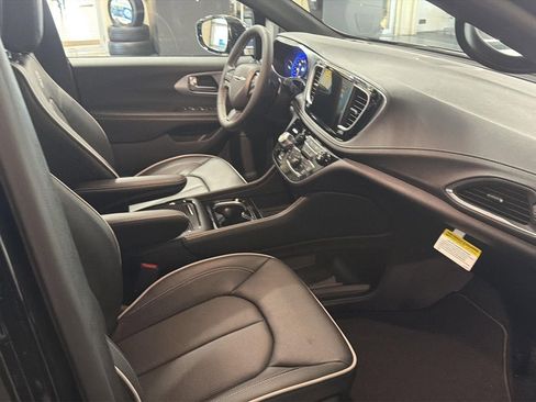 New 2026 Chrysler Pacifica Limited image 13