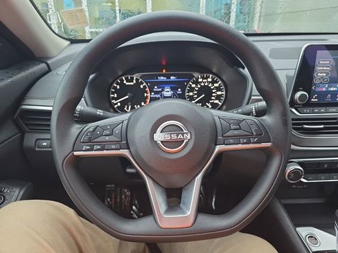 Used 2025 Nissan Altima 2.5 SV FWD image 17