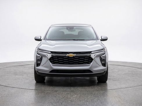Used 2025 Chevrolet Blazer LT FWD image 2