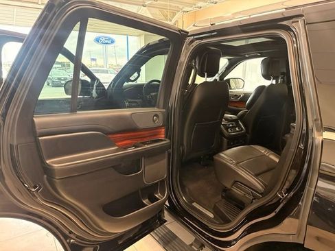 Used 2019 Lincoln Navigator Select AWD/4WD image 17
