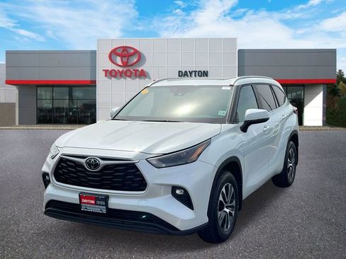 Used 2023 Toyota Highlander XLE AWD/4WD image 2