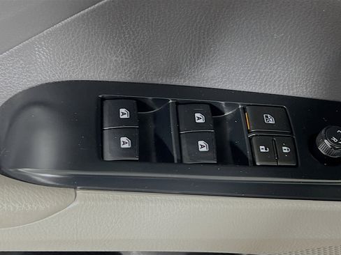 Used 2018 Toyota Camry LE image 17