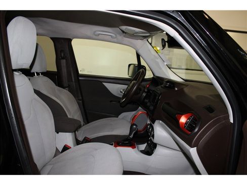 Used 2015 Jeep Renegade Latitude image 23