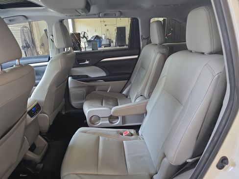 Used 2015 Toyota Highlander XLE FWD image 14