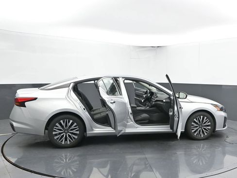 Used 2023 Nissan Altima 2.5 SV FWD image 61