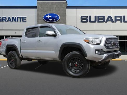 Used 2018 Toyota Tacoma TRD Off-Road w/ Technology Package image 3