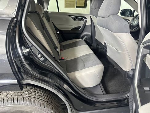 Used 2021 Toyota RAV4 XLE w/ Convenience Package FWD image 15