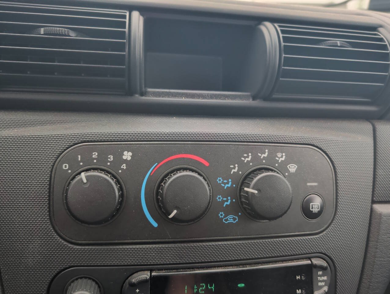 Used 2005 Dodge Stratus SXT FWD image 35
