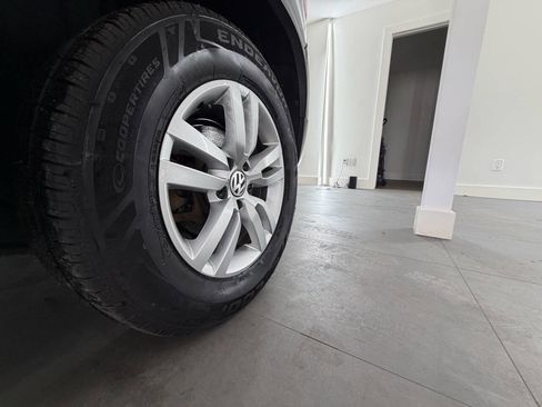 Used 2016 Volkswagen Tiguan S image 4