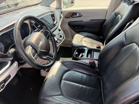 Used 2018 Chrysler Pacifica Touring-L w/ Tire & Wheel Group FWD image 32