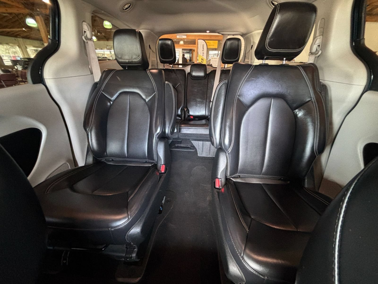 Used 2023 Chrysler Pacifica Touring-L FWD image 42