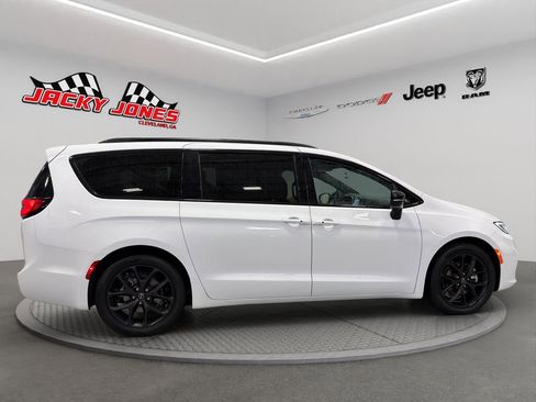 Used 2025 Chrysler Pacifica Limited image 11